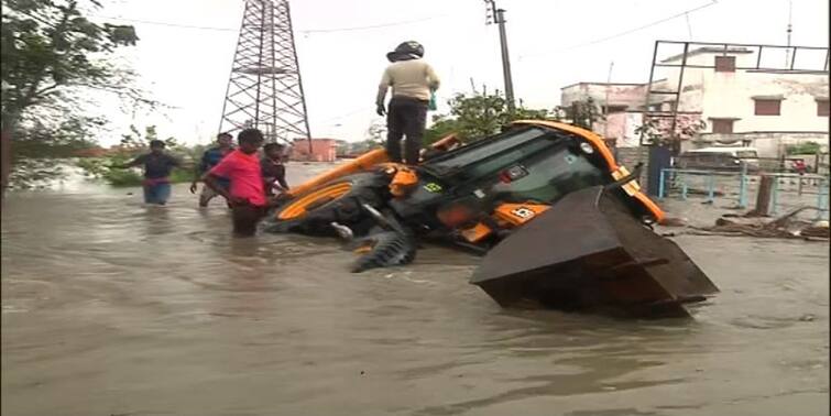 Yaas Cyclone: Terrible situation Frazerganj, pay loader overturned Yaas Cyclone: ফ্রেজারগঞ্জে উত্তাল সমুদ্র, উল্টে গেল পে লোডার