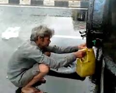 રાજ્યમાં આ જગ્યાએ તેલનું ટેન્કર પલટી જતાં લોકો ડોલ, ડબ્બા-બેડા લઈને તેલ લેવા ઉમટી પડ્યા, જુઓ તસવીરો