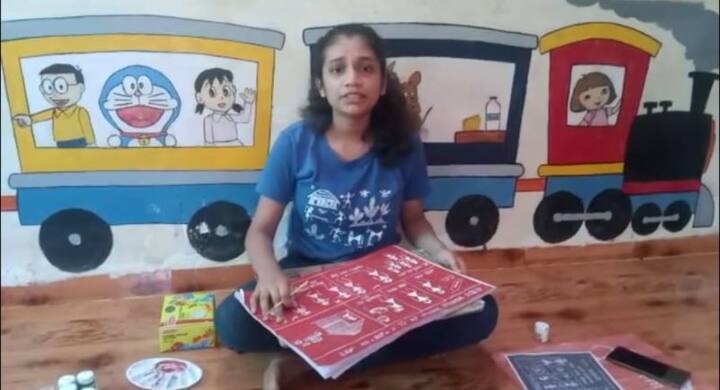 अकरावीत शिकणारी तन्वी वरठा आणि सुचिता कामडी या दोन विद्यार्थीनींनी आदिवासी बोलीभाषेचा वापर करुन केलेल्या वारली पेंटिंगचा आदिवासी समाजामध्ये कोरोनाविषयी जनजागृती होण्यास मदत होत आहे.