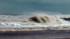 Yaas Cyclone Update: রূদ্ররূপ নিয়ে আছড়ে পড়ল ইয়াস, দিঘা থেকে সাগর, প্রবল জলোচ্ছ্বাসে প্লাবিত বিস্তীর্ণ এলাকা