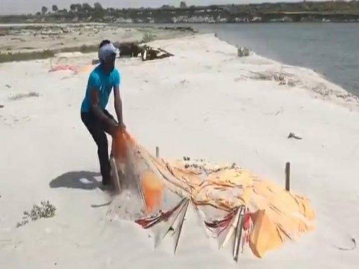 Controversy, Holy shrouds taken away from grave near Ganga river bank in Uttar Pradesh यूपी में सियासत हुई तेज, गंगा किनारे कब्रों से चादर हटाने की तस्वीरें वायरल होने के बाद विपक्ष हमलावर