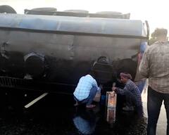 રાજ્યમાં આ જગ્યાએ તેલનું ટેન્કર પલટી જતાં લોકો ડોલ, ડબ્બા-બેડા લઈને તેલ લેવા ઉમટી પડ્યા, જુઓ તસવીરો