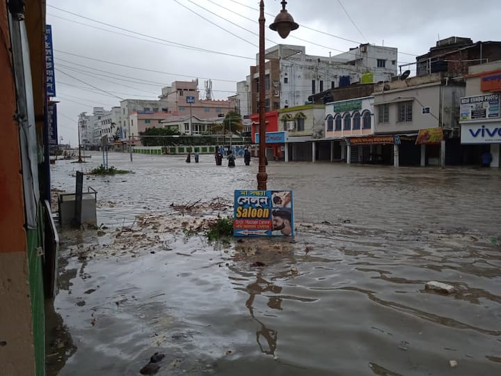 নিউ দিঘায় ঘূর্ণিঝড় ইয়াসের দাপট। সমুদ্র উত্তাল। বোল্ডার ছাপিয়ে জল চলে আসে রাস্তায়। জলমগ্ন বহু দোকান। জলোচ্ছ্বাসের জেরে সমুদ্র তীরবর্তী এলাকায় হাঁটুজল।