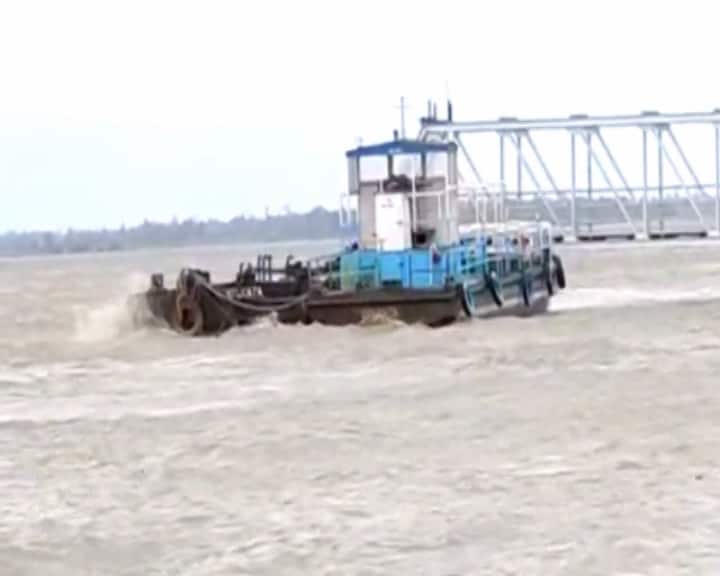 হলদিয়ায় হলদি নদীর জলস্তর বাড়ল বিপজ্জনকভাবে। পাড় ছাপিয়ে জল ঢুকল শিল্পাঞ্চলে। চলছে বোট। চরম দুর্গতিতে মানুষ।