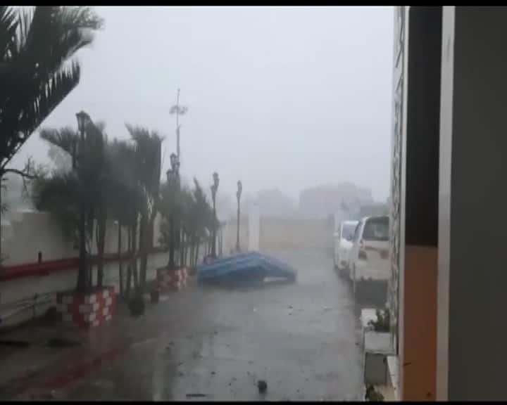 সকাল সাড়ে ছড়ার ছবি। দিঘায় হাওয়ার তোড়ে উড়ে এল কর্কেটের শেড।