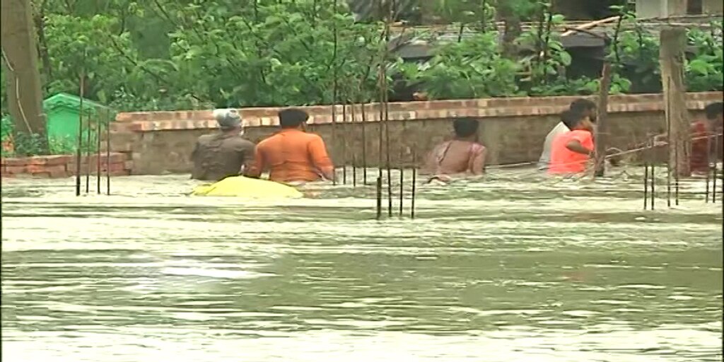 Yaas Cyclone:ধামাখালিতে নদীর জলে ভাসল গ্রাম, কোমরে দড়ি বেঁধে আটকদের উদ্ধার এনডিআরএফের