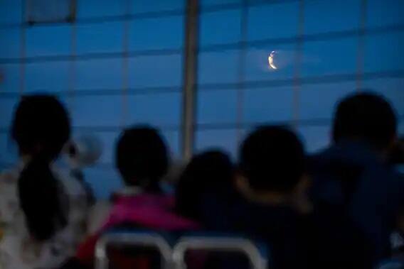 चीनमध्ये चंद्रग्रहण दिसले. बुधवारी बीजिंगमधील सेंट्रल टीव्ही टॉवरवरून लोकांनी चंद्रग्रहण पाहिले.