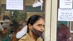 Varanasi: Vaccination Centre पर युवक से मारपीट, भीड़ को लेकर हुआ विवाद | Suno UP