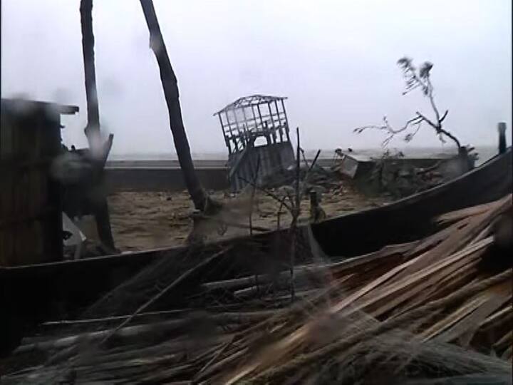 ল্যান্ডফলের পরে কার্যত ধ্বংসের ছবি বাংলা ও উড়ুষ্যা বর্ডারের উদয়পুর জুড়ে। ঝড়ের দাপটে ভেঙে পড়েছে ওয়াট টাওয়ার।
