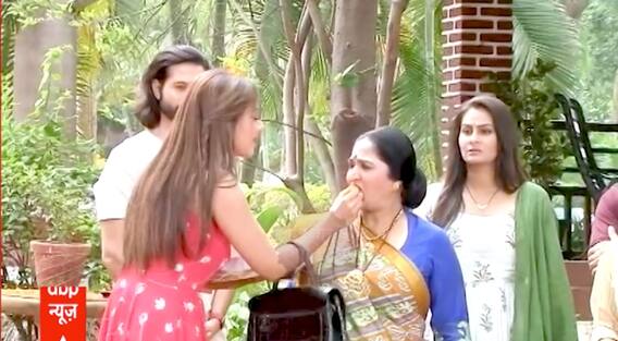 Kavya on 'cloud nine' after divorce, distributes sweets | Anupamaa