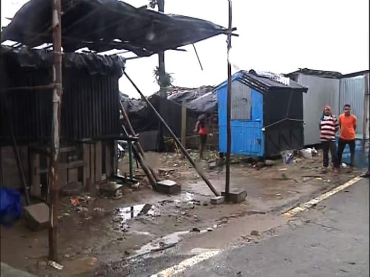 পরিস্থিতি সামাল দিতে ঘটনাস্থলে এসেছে বিপর্যয় মোকাবিলা বাহিনী। সমস্ত ধ্বংসস্তুপ সরাবার কাজে হাত লাগিয়েছে তারা।