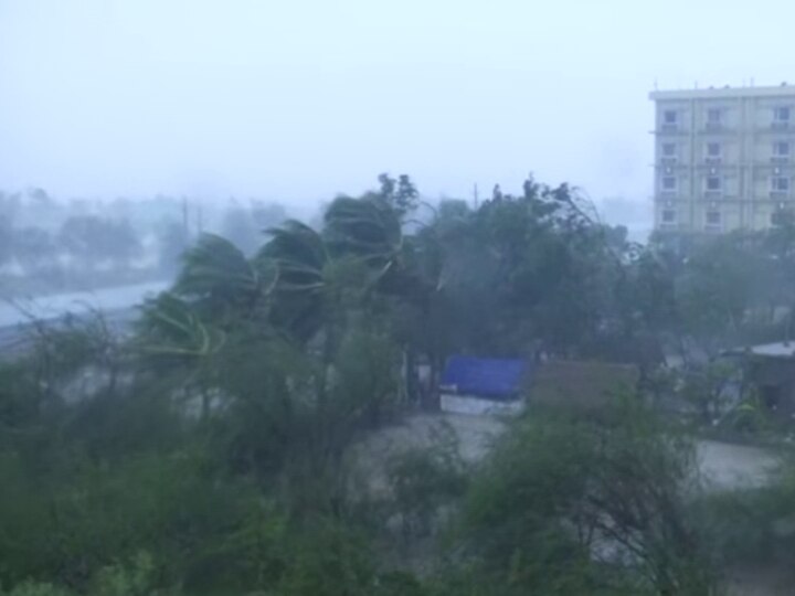 Cyclone Yaas: கரையை கடக்கிறது அதி தீவிர புயல்  ‘யாஸ்’ ; 11 லட்சம் பேர் பத்திரமாக வெளியேற்றம்... தமிழகத்திலும் தென்படும் பாதிப்புகள்!