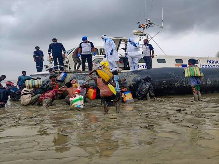 পশ্চিমবঙ্গ ঘেঁষা বালেশ্বরের পরেই ভদ্রক জেলার ধামড়াতেও ধ্বংসলীলা চালিয়েছে ইয়াস। বেশ কয়েকটি গ্রাম জলের তলায় চলে গিয়েছে বলে খবর। ঝড়ে কারও বাড়ির চাল উড়ে গিয়েছে, তো কারও ভিটেমাটি ভেসে গিয়েছে জলে। (ছবি-ঘূর্ণিঝড়ের পর ওড়িশায় ভারতীয় উপকূলরক্ষী বাহিনীর ত্রাণবিলি)
