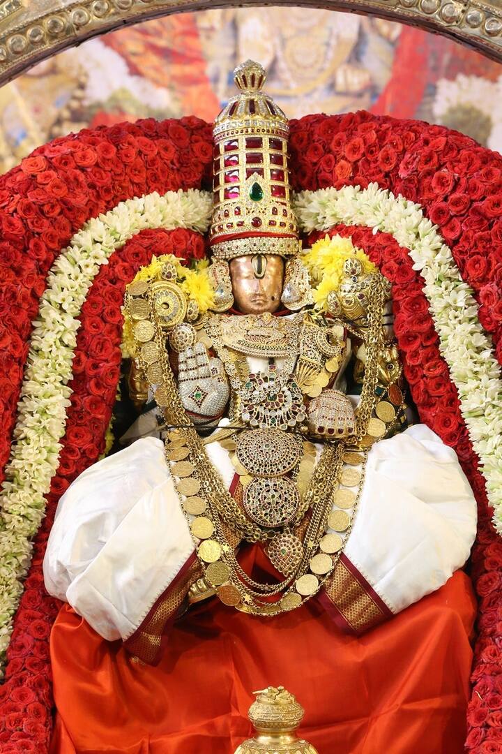 கொரோனா அச்சத்தால், கடந்தாண்டு முதல் திருப்பதி கோயிலில் கூட்டம் குறைந்துள்ளது