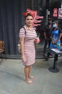 મીકા સિંહ અને રાખી સાવંતમાં જબરદસ્તી KISSને લઇને થયો હતો વિવાદ, કાલે અચાનક બન્નેનો થયો આમનો-સામનો, જુઓ પછી શું થયુ...........