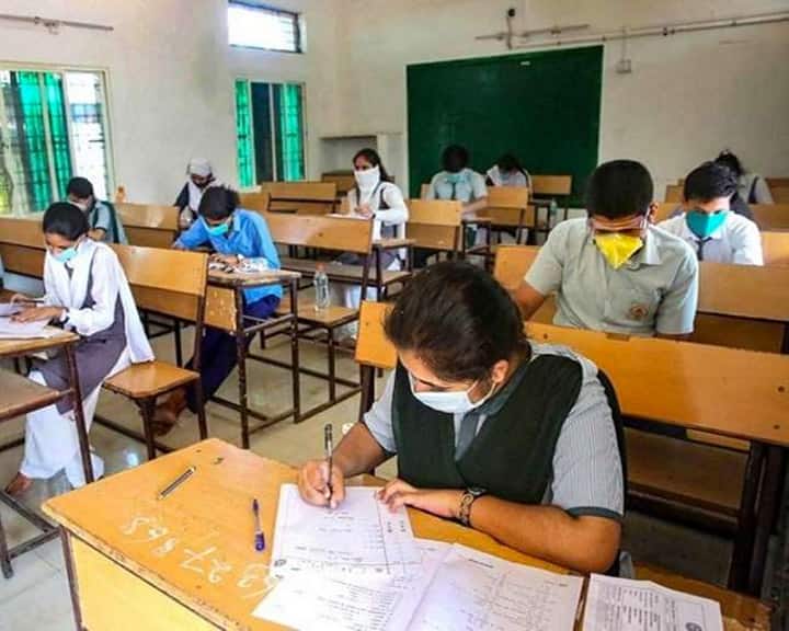 অন্যস্কুলে গিয়ে নয়, নিজের স্কুলেই পরীক্ষা দেবে ছাত্র-ছাত্রীরা। এতে বাড়ির কাছে নিজের স্কুলে পরীক্ষার সিট পড়লে গাড়ি চড়ে অন্যত্র যেতে হবে না ছাত্র-ছাত্রীদের।