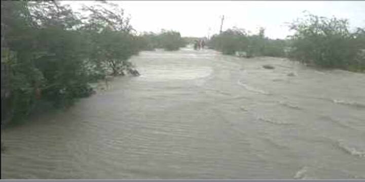 Scorpio disappear in heavy flow of river in Saharanpur Uttar Pradesh ann नदी के तेज बहाव में स्कार्पियो गाड़ी बही, पांच लोगों को किया गया रेस्क्यू