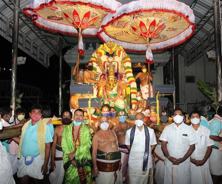 திருப்பதி ஏழுமலையான் கோயிலில் பௌர்ணமி அன்று கருட வாகனத்தில் மலையப்ப சுவாமி நான்கு மாடவீதியில் எழுந்தருளி பக்தர்களுக்கு அருள்பாலிப்பது வழக்கம்.