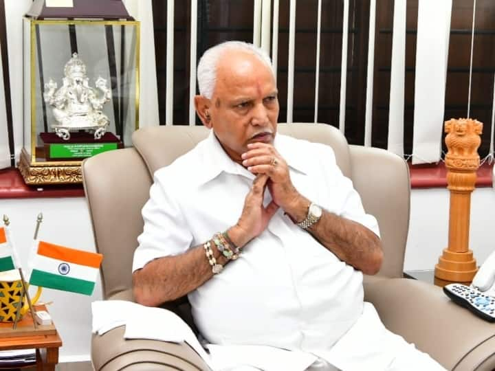 Karnataka CM BS Yediyurappa to host dinner for BJP MLAs amid speculations of leadership change   मुख्यमंत्री बदलासाठी कर्नाटकात राजकीय हालचालींना वेग; येडियुरप्पा यांची 'डिनर डिप्लोमसी' कामाला येणार? 