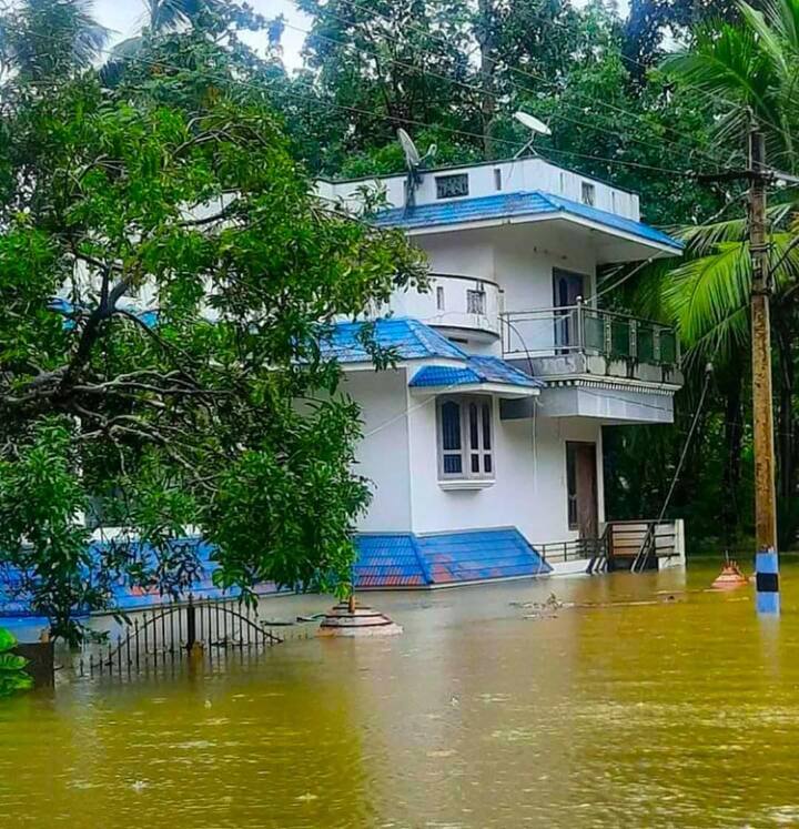 வீட்டிலிருந்து வெளியே வர முடியாத அளவிற்கு குளம் போல் தேங்கி நிற்கும் மழை நீர்!