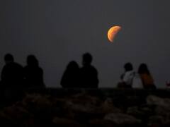 வாராயோ வெண்ணிலாவே... உலகம் முழுவதும் காணப்பட்ட சூப்பர் சிவப்பு நிலா!