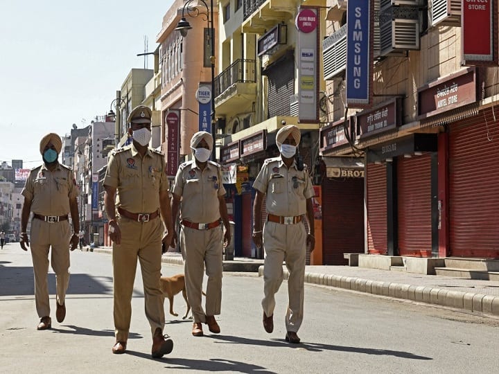 Punjab News: पंजाब पुलिस को मिली बड़ी सफलता, भारत-पाक सीमा के पास 'टिफिन बॉक्स बम' बरामद 