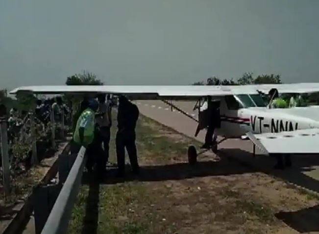 emergency landing of trainer aircraft in mathura at yamuna express way  ટ્રેનર વિમાનનું યમુના એક્સપ્રેસ-વે પર ઈમરજન્સી લેન્ડિંગ, બે લોકો હતા સવાર