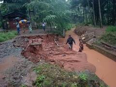 சாலைகள் துண்டிப்பு, வீடுகளில் புகுந்த மழைநீர் : விடிய விடிய பெய்த கனமழையால் குமரி மக்கள் தவிப்பு!
