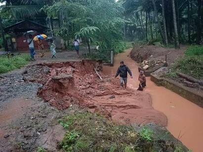 kanyakumari heavy rain resulted in drowned houses and disconnected roads சாலைகள் துண்டிப்பு, வீடுகளில் புகுந்த மழைநீர் : விடிய விடிய பெய்த கனமழையால் குமரி மக்கள் தவிப்பு!