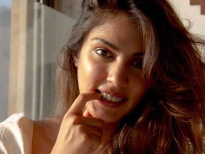 Bollywood actress rhea chakraborty to play draupadi in a film inspired by mahabharata Rhea Chakraborty : रिया चक्रवर्तीच्या हाती बिग बजेट प्रोजेक्ट, महाभारताशी संबंधित चित्रपटात द्रौपदीची भूमिका साकारणार