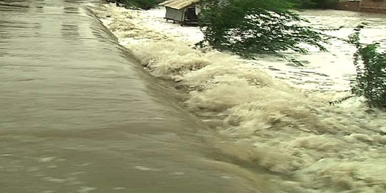 Cyclone Yaas: destruction caused at Sandeshkhali during severe cyclone effect North 24 parganas Yaas Cyclone Update: কারও ঘর ডুবেছে, কারও আত্মীয়ের খোঁজ নেই, অসহায়তার করুণ দৃশ্য সন্দেশখালিতে