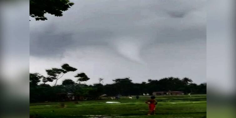 Cyclone Yaas: rainfall and thunderstorm created devastation in Ashoknagar and Barrackpore area Cyclone Yaas Update: মাত্র কয়েক মিনিটের ঝড়ের জের, লন্ডভন্ড অশোকনগর ও ব্যারাকপুরের একাংশ