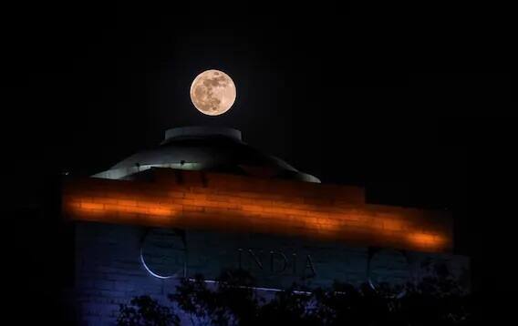 ਇਹ ਨਜ਼ਾਰਾ ਦੇਸ਼ ਦੀ ਰਾਜਧਾਨੀ ਦਿੱਲੀ ਦਾ ਹੈ। ਇਹ ਤਸਵੀਰ ਚੰਦਰ ਗ੍ਰਹਿਣ ਦੌਰਾਨ ਹੀ ਹੈ ਜੋ ਬੇਹੱਦ ਖੂਬਸੂਰਤ ਲੱਗ ਰਹੀ ਹੈ।