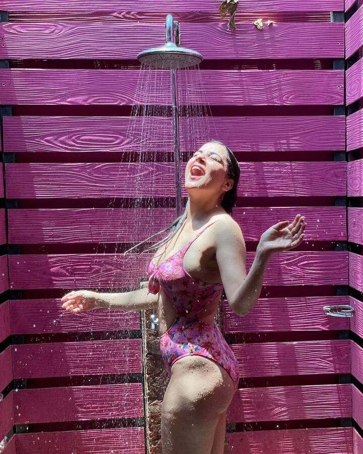 कुंडली भाग्य की प्रीता...जो एक संस्कारी बेटी और बहू है, लेकिन अब इसी प्रीता का रोल निभाने वालीं श्रद्धा आर्या का नया रूप देख लोग दंग रह गए हैं. लोगों को अपनी आंखों पर यकीन ही नहीं हो रहा कि क्या वाकई ये वही प्रीता हैं जिन्हें सब अक्सर सूट सलवार या लहंगे में देखते हैं.(फोटो - सोशल मीडिया)