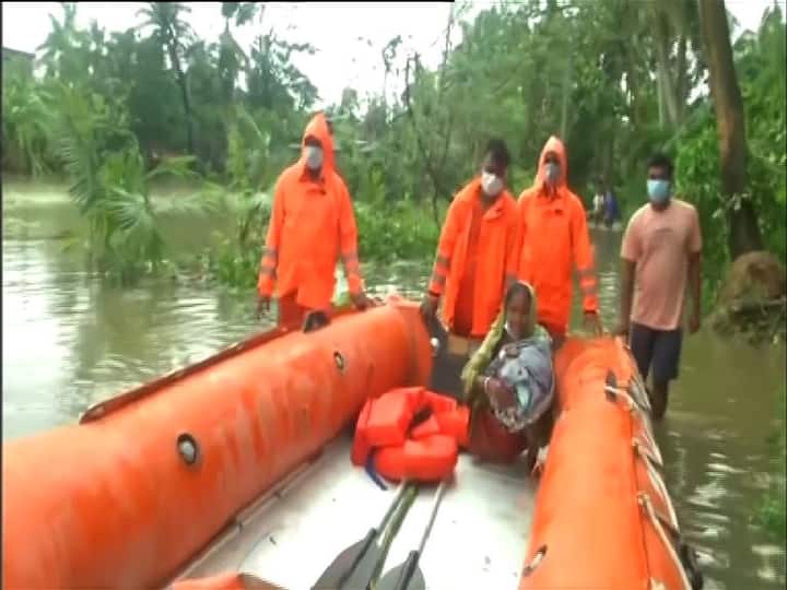 ঘূর্ণিঝড় ইয়াসের তাণ্ডবে সবথেকে ক্ষতিগ্রস্ত উত্তর ও দক্ষিণ ২৪ পরগনা এবং পূর্ব মেদিনীপুর। বিভিন্ন নদীতে জলস্তর বাড়ায় ভেঙে গিয়েছে নদী বাঁধ। এই পরিস্থিতিতে আগাম সতর্কতা হিসেবে এদিন বীরভূমের নানুরে অজয়ের বাঁধের অবস্থা খতিয়ে দেখল বিপর্যয় মোকাবিলা দল। ছিলেন থুপসরা গ্রাম পঞ্চায়েতের কর্মীরা। অজয়ের জলস্তর বাড়ছে কি না খতিয়ে দেখার পাশাপাশি, মোবাইল ফোনে ছবিও তোলেন তাঁরা। সামনেই বর্ষা। তার আগে অজয়ের বাঁধের অবস্থা খতিয়ে দেখছে প্রশাসন।