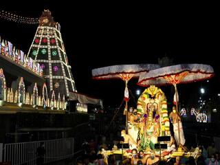 திருப்பதியில் தங்க கருட வாகனத்தில் மலையப்ப சுவாமி வீதி உலா..!