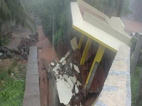 குமரி மாவட்ட குடியிருப்புகள் துவம்சம்; சூழ்ந்த மழைநீரில் தத்தளிக்கும் மக்களின் அவல நிலை ஆதாரங்கள்! குமரி மாவட்ட குடியிருப்புகள் துவம்சம்; சூழ்ந்த மழைநீரில் தத்தளிக்கும் மக்களின் அவல நிலை ஆதாரங்கள்!