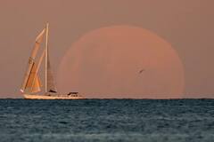 Chandra Grahan 2021: ਤਸਵੀਰਾਂ 'ਚ ਦੇਖੋ ਦੁਨੀਆਂ ਭਰ 'ਚ ਲੱਗੇ ਚੰਨ ਗ੍ਰਹਿਣ ਦਾ ਖੂਬਸੂਰਤ ਨਜ਼ਾਰਾ