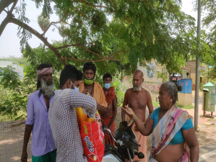 tvmalai young people serving public suffering without food on side road உணவின்றி தவிப்போருக்கு சேவையாற்றும் இளைஞர்கள்!
