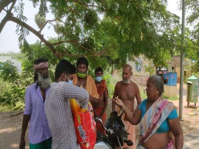 tvmalai young people serving public suffering without food on side road உணவின்றி தவிப்போருக்கு சேவையாற்றும் இளைஞர்கள்!