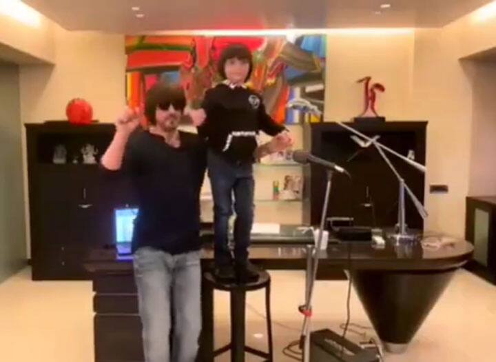 Shahrukh khan and abram khan video goes viral on his 8th birthday, suhana khan wishes abram by share insta story Shahrukh Khan ने गाया Corona के ऊपर गाना तो झूमकर नाचे बेटे Abram Khan, देखें दोनों की क्यूट सी बॉन्डिंग