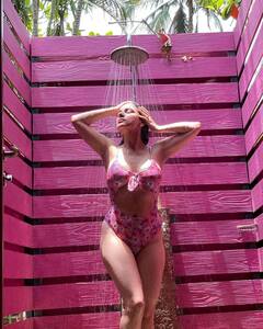 टिप टिप बरसा पानीः मोनोकिनी पहन Kundali Bhagya की 'प्रीता' ने लिया शॉवर, हॉटनेस देखकर फैंस का दिल धड़क गया