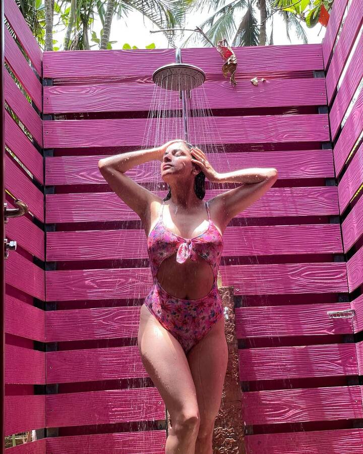 प्रीता यानि श्रद्धा आर्या ने जो तस्वीरें शेयर की हैं उनमें वो मोनोकिनी पहन शावर लेती नज़र आ रही हैं और उन्हें देखने वाले हो रहे हैं शर्म से पानी पानी.(फोटो - सोशल मीडिया)