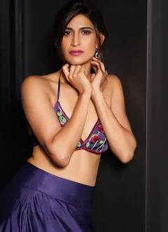 બ્લેક સ્વિમસૂટમાં દેખાઇ એક્ટ્રેસ Aahana Kumra, ફ્લૉન્ટ કર્યુ પોતાનુ ટૉન્ડ ફિગર, જુઓ તસવીરો.....