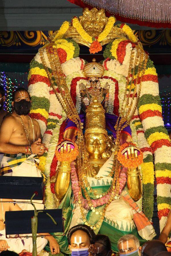 திருப்பதி ஏழுமலையான் கோயிலில் பௌர்ணமியை முன்னிட்டு நேற்று தங்க கருட வாகனத்தில் மலையப்ப சுவாமி வீதி உலா வந்தார்.