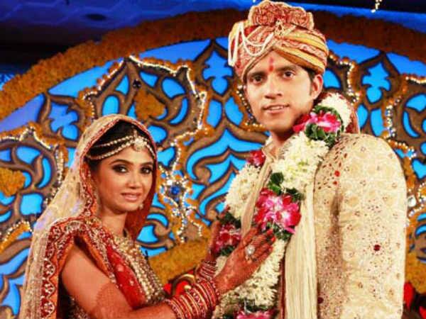 रतन राजपूत ने अभिनव शर्मा से 2010 में टेलीविजन पर सगाई की थी. बाद में उन्होंने शादी ना करने का फैसला किया था.
