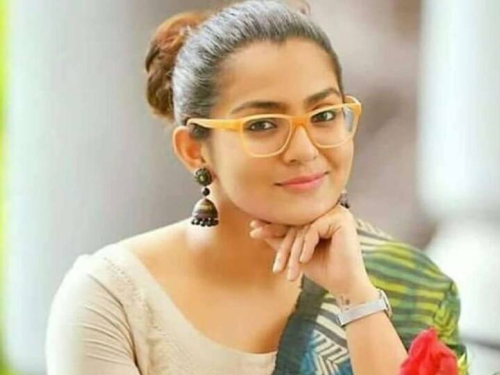 விஸ்வநாதன் என்பவர் இயக்கத்தில் வெளியான Out of Syllabus என்ற மலையாள படத்தின் மூலம் கடந்த 2006-ஆம் ஆண்டு பார்வதி திரையுலகில் அறிமுகமானார்.