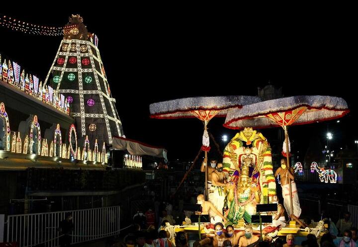 பக்தர்களின் கோவிந்தா... கோவிந்தா... என்ற கோஷத்துக்கு மத்தியில் வீதிஉலா வந்து அருள்பாலித்தார்.