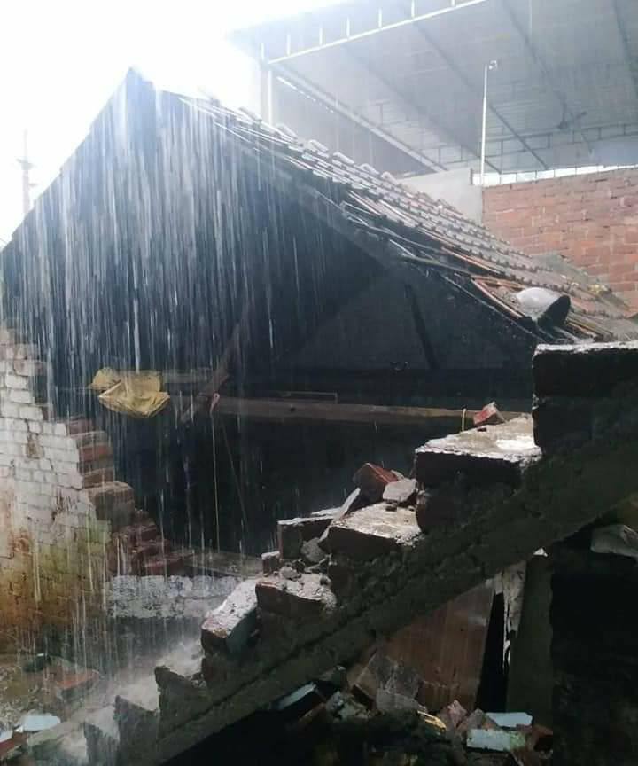 மழையால் இடிந்து விழுந்த வீட்டின் மேற்கூரை