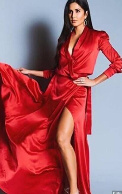 ब्राइट रेड कलर की थाई-हाई स्लिट साटन रैप-स्टाइल ड्रेस में कैटरीना कैफ बेहद ग्लैमरस लग रही थीं. इस फुल-स्लीव ड्रेस में प्लंजिंग नेकलाइन एकट्रेस पर काफी सूट कर रही थी. कैटरीना ने इस लुक को शिमर सिल्वर स्ट्रैपी स्टिलेटोस और रूबी इयररिंग्स के साथ पेयर किया.